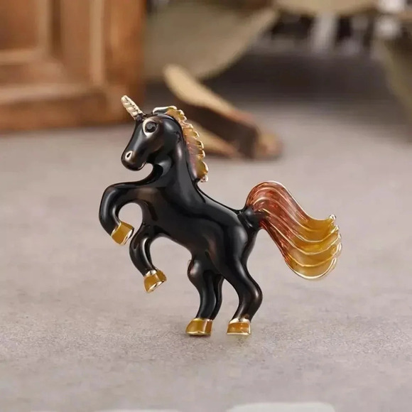 VQ Unicorn Brooch - Picture 1 of 4